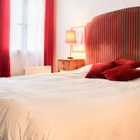 Appartement Bright And Practical Love Nest In Paris's Heart Parijs