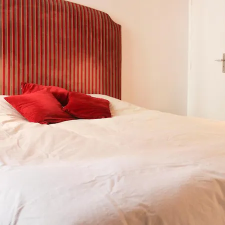 Bright And Practical Love Nest In Paris's Heart * Parijs