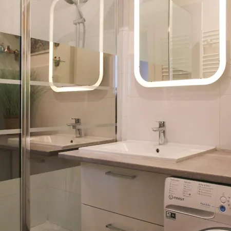 Bright And Practical Love Nest In Paris's Heart * Parijs