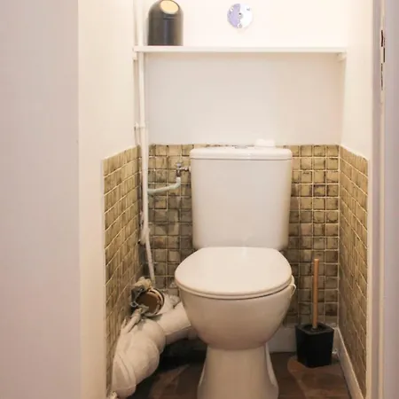 Appartement Bright And Practical Love Nest In Paris's Heart