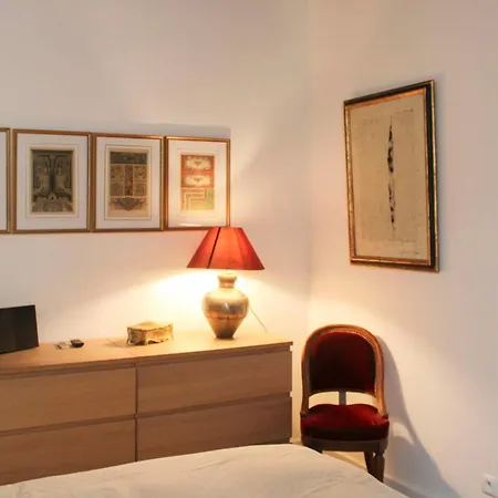 Bright And Practical Love Nest In Paris's Heart Appartement