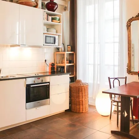 Bright And Practical Love Nest In Paris's Heart Appartement