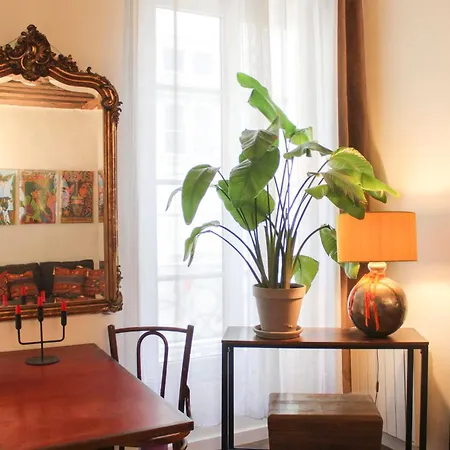 Bright And Practical Love Nest In Paris's Heart * Parijs